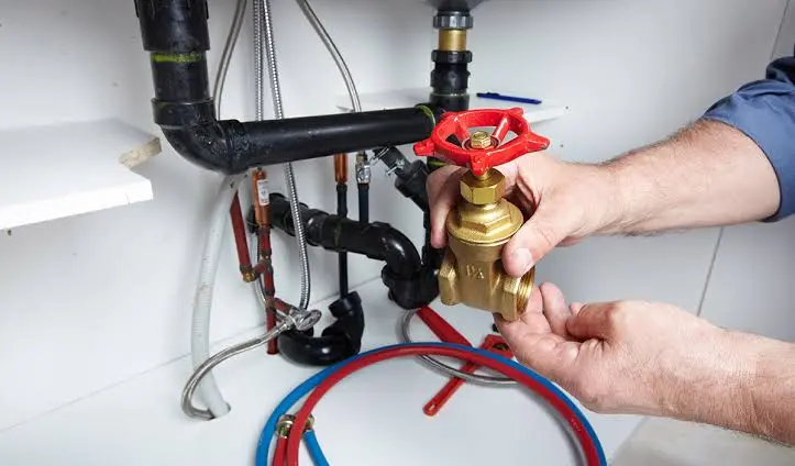 Licensed plumber providing plumbing services in Brookline Pittsburgh PA